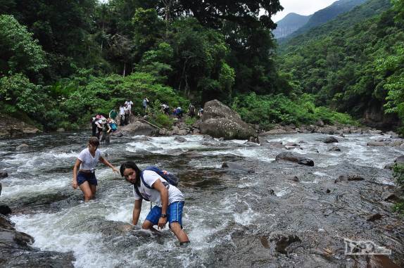 Todo cuidado é pouco em mais uma travessia do rio na Trilha do Rio do Boi, no canyon Itaimbezinho, na Praia Grande, em Santa Catarina
